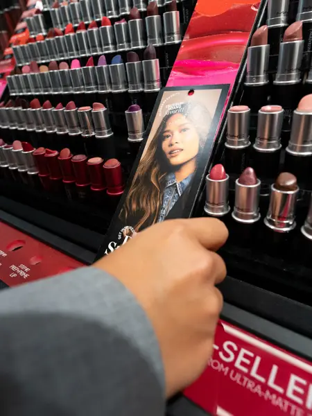 Tsutsumi Hoang med sine høstfavoritter fra Sandvika Storsenter 