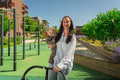 Mor med lite barn nyter friområder på Skårerløkka
