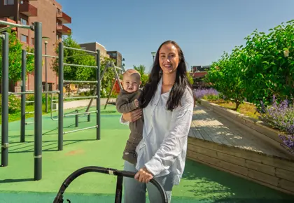 Mor med lite barn nyter friområder på Skårerløkka