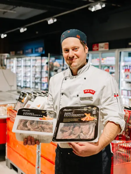 mann holder matvarer