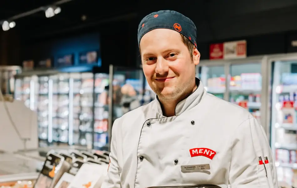 mann holder matvarer