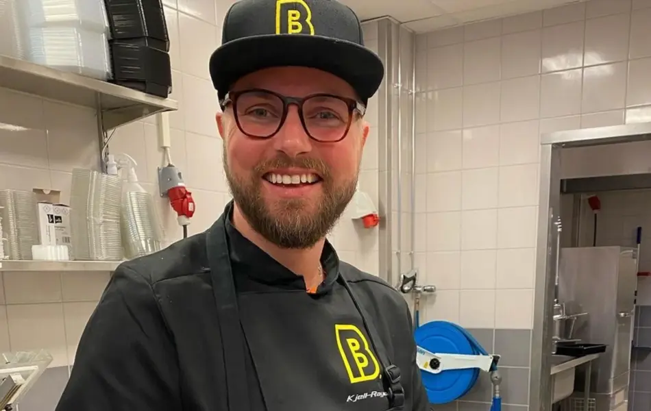 Mann med ferskt kjøtt i uniform fra Bunnpris & Gourmet på AMFI Alta