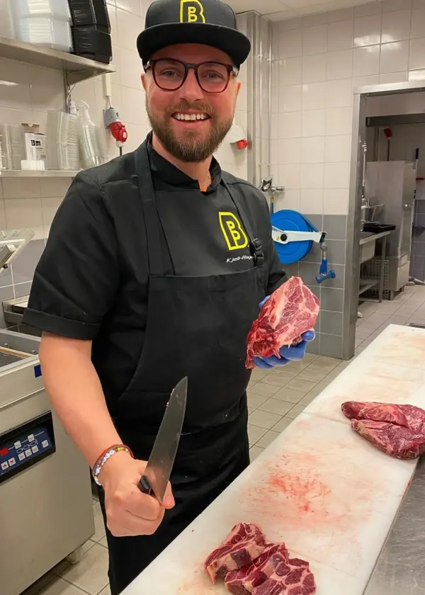 Mann med ferskt kjøtt i uniform fra Bunnpris & Gourmet på AMFI Alta