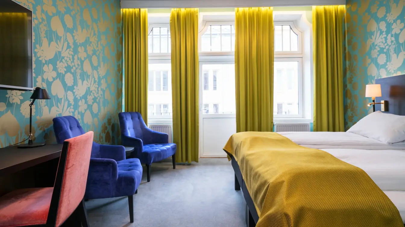 Senger, skrivebord og stoler i twin rom på Thon Hotel Nidaros