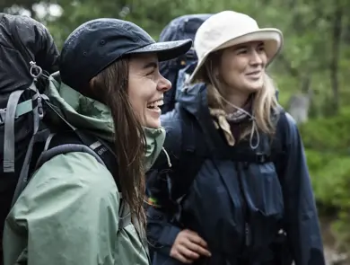 Jenter på tur i skogen