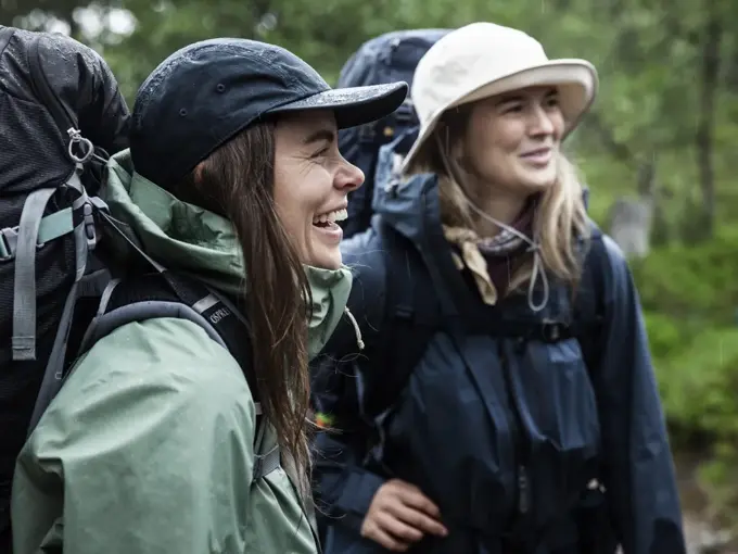 Jenter på tur i skogen