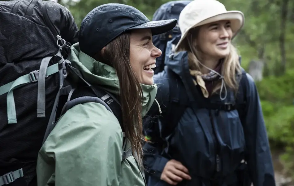 Jenter på tur i skogen