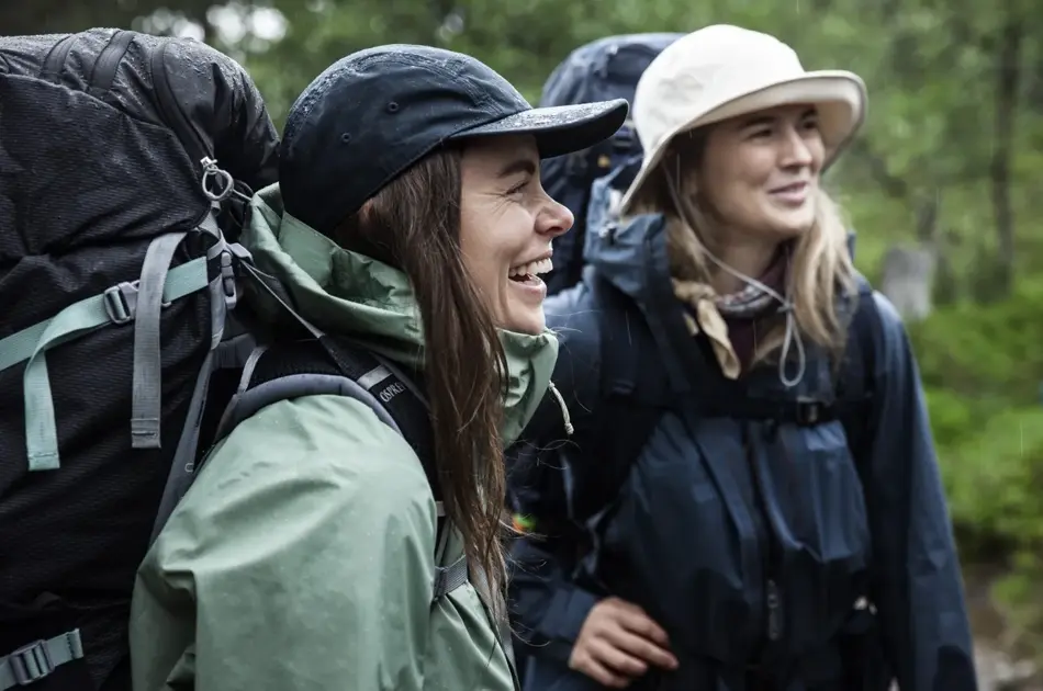 Jenter på tur i skogen