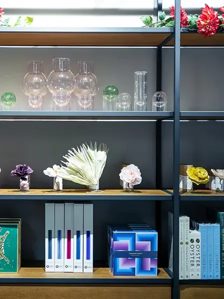 Diverse interiør på hylle