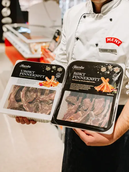 mann holder matvarer