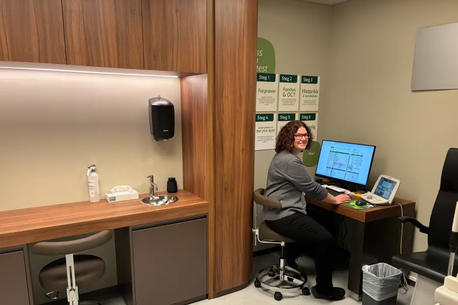 smilende dame på et kontor