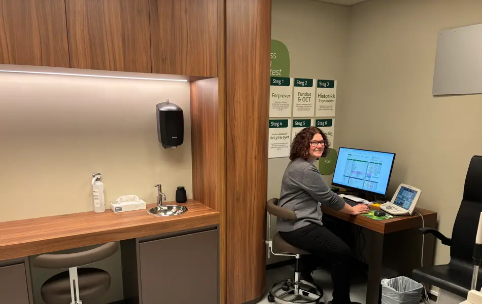 smilende dame på et kontor