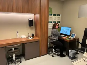 smilende dame på et kontor