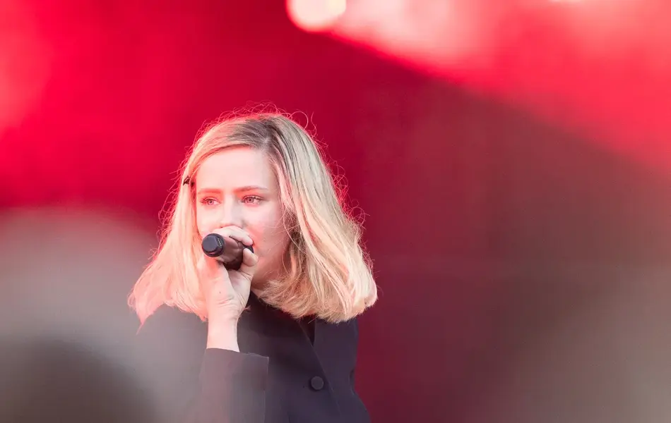 Artisten Dagny som fremfører på en scene