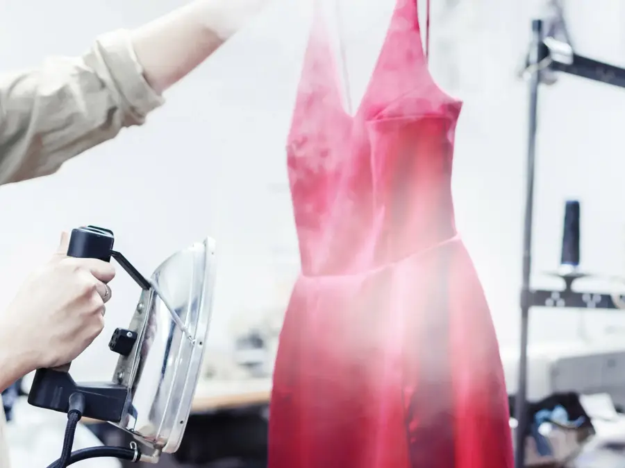 Noen som steamer en rosa kjole