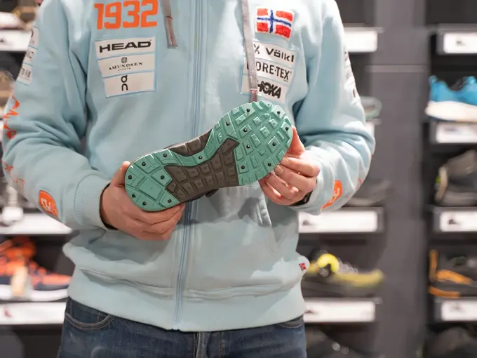 Personal som holder en piggsko