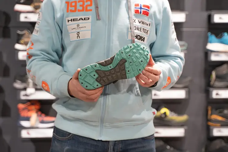 Gå trygt på glattisen med brodder og piggsko! Men hva passer best til dine behov?