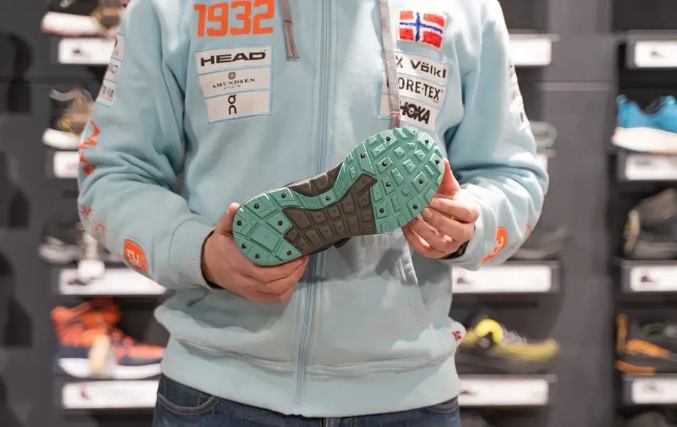 Personal som holder en piggsko