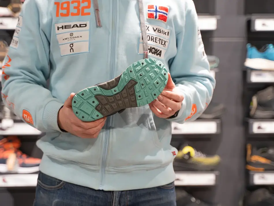 Personal som holder en piggsko