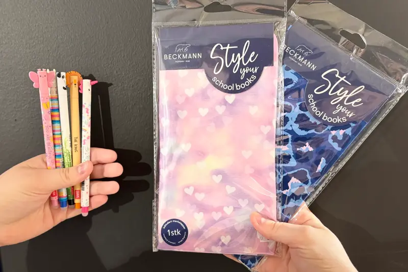 Person som holder blyanter og klistremerker