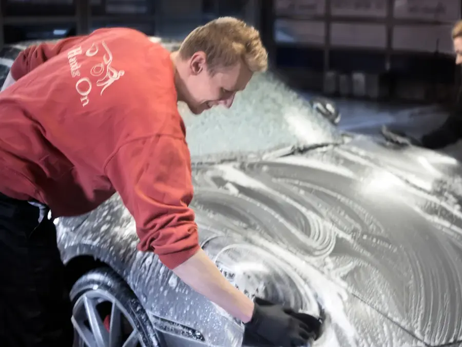 Mann og dame vasker bil 