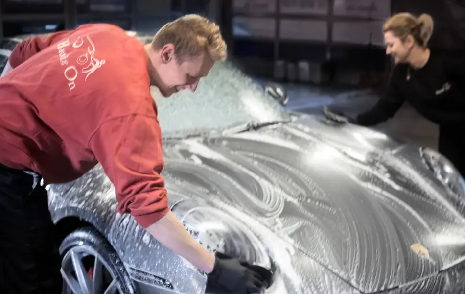 Mann og dame vasker bil 