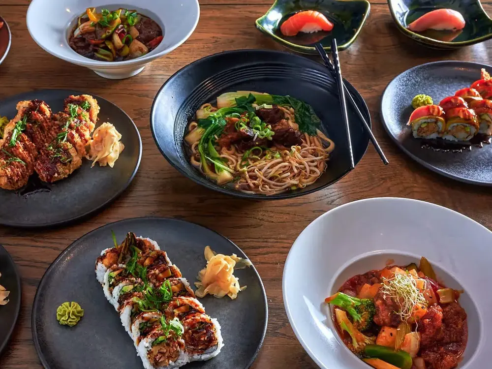 Asiatiske matretter som nudler og sushi