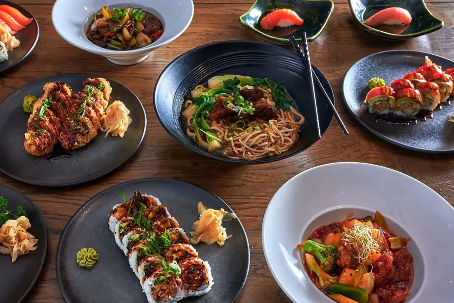 Asiatiske matretter som nudler og sushi