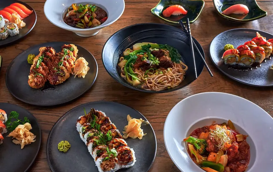 Asiatiske matretter som nudler og sushi