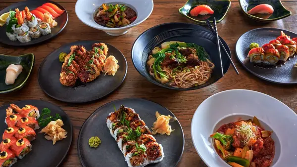 Asiatiske matretter som nudler og sushi