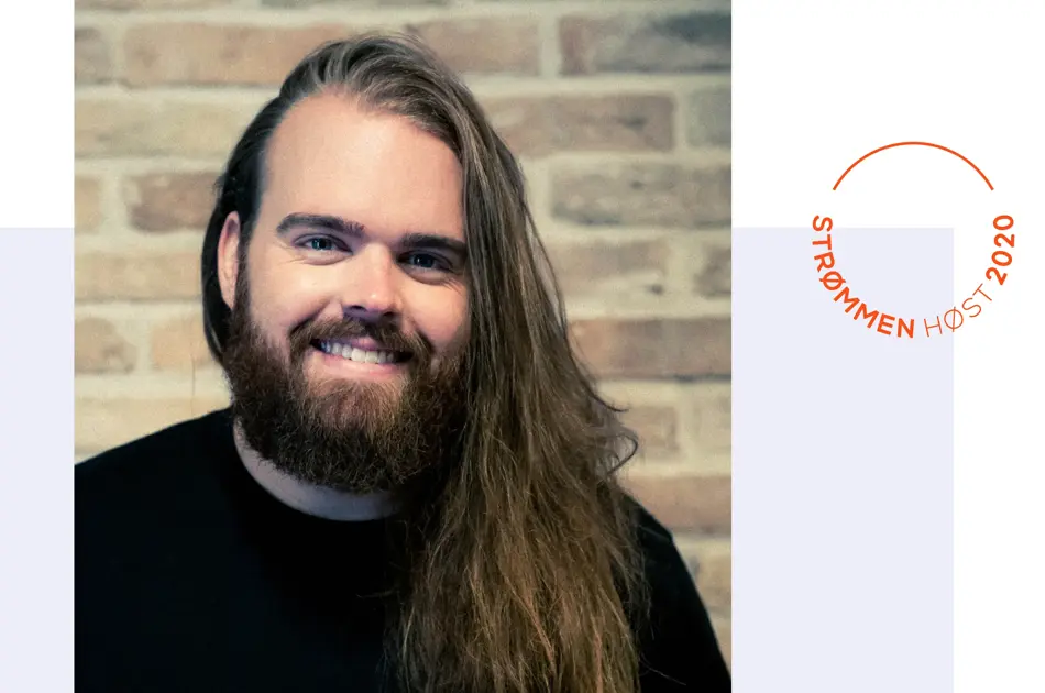 Mann med langt hår smiler til kamera