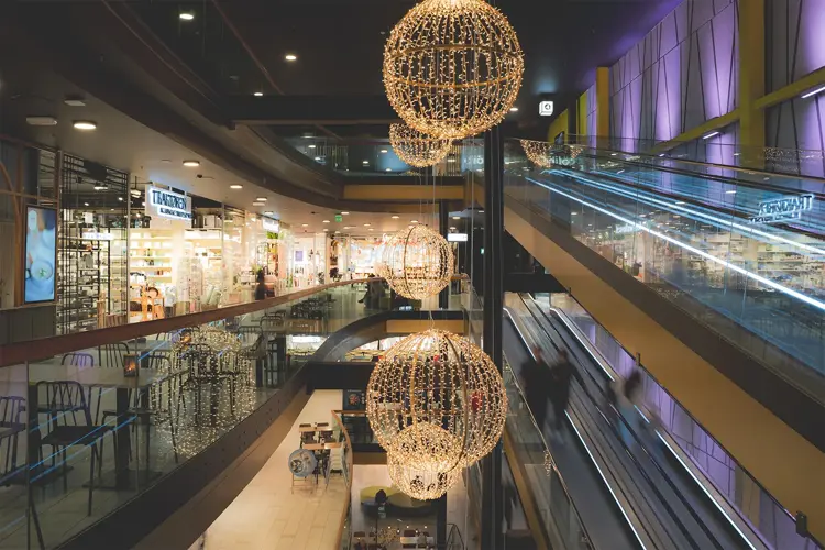 Storo Storsenter is Oslo's largest shopping center featuring fashion, interior, sports, electronics, beauty, groceries, cinema ODEON, and Thon Hotel Storo.