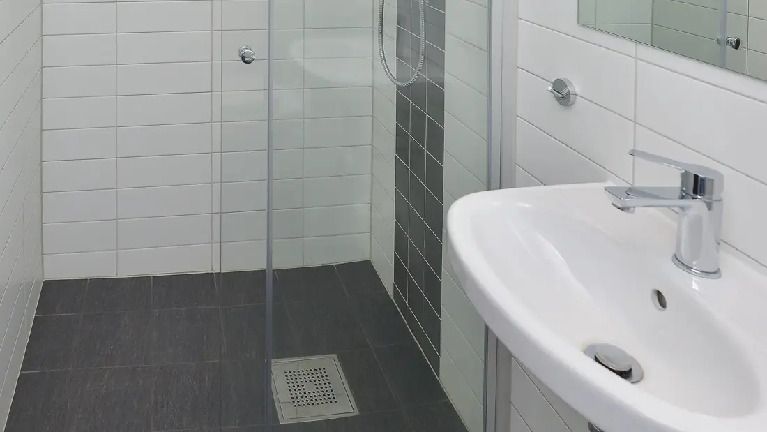 Standard rom baderom inkludert dusj og servant