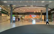 Bildet er tatt innendørs på kjøpesenteret Mirum Galleria i Norrköping og viser et utvalg av butikkene på senteret.