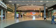 Bildet er tatt innendørs på kjøpesenteret Mirum Galleria i Norrköping og viser et utvalg av butikkene på senteret.