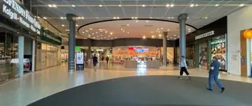 Bildet er tatt innendørs på kjøpesenteret Mirum Galleria i Norrköping og viser et utvalg av butikkene på senteret.