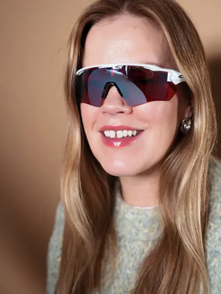 Dame med Oakley sportbriller