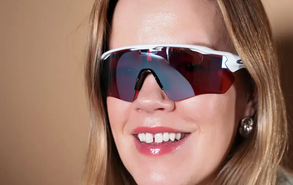 Dame med Oakley sportbriller