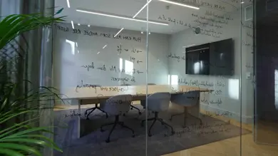 Pløens gate 1, møterom med glassvegger som kan brukes som tavle