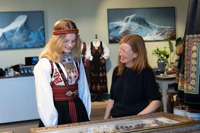 Hos Embla, jente i bunad prater med butikkmedarbeider