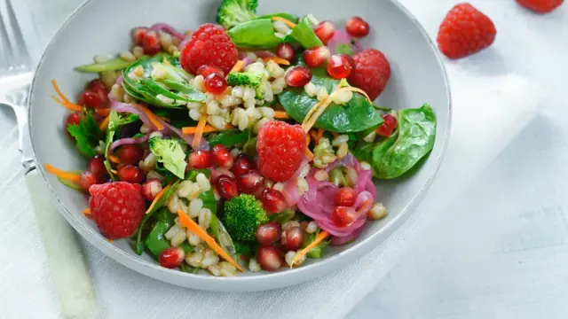 Salat fra jordbærpikene