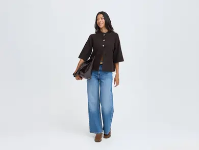 Dame i bluse og jeans