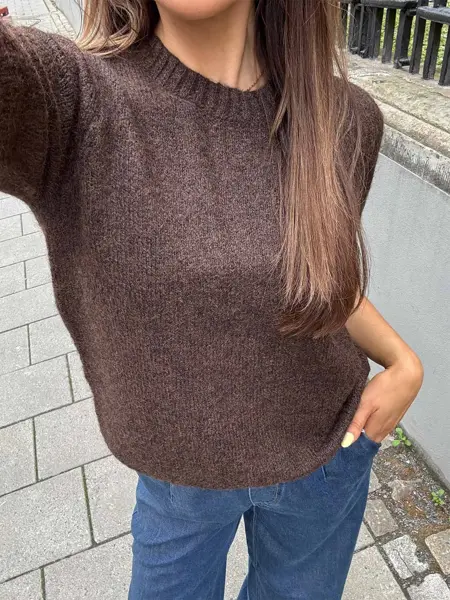 dame med brun genser og jeans