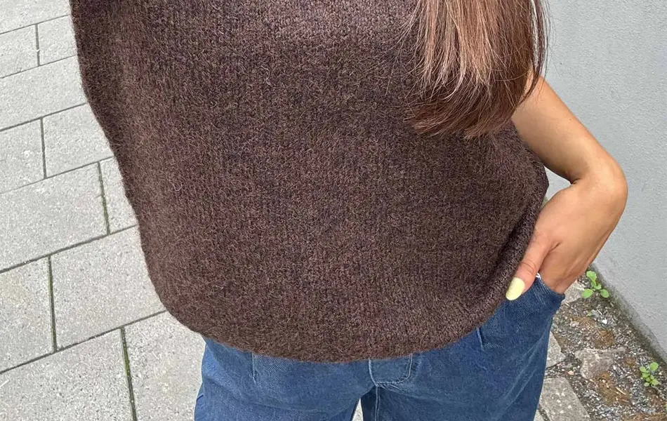 dame med brun genser og jeans