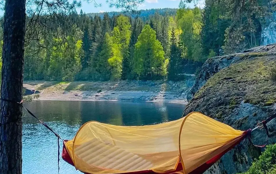 Hengekøye ved en innsjø