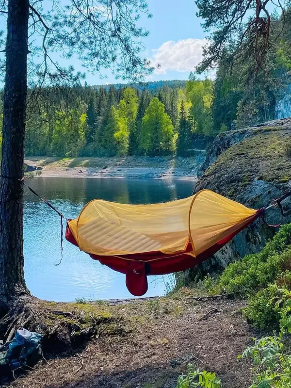Hengekøye ved en innsjø