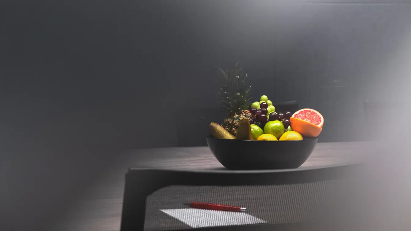 Detaljbilde av fruktskål på bord i møterom