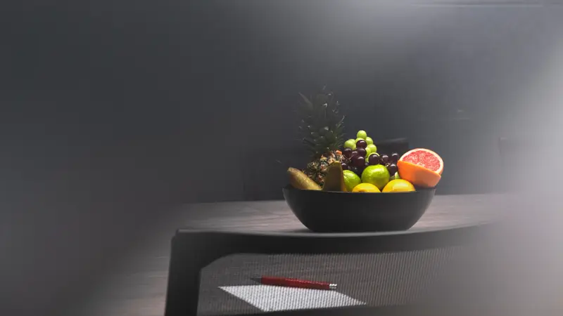 Detaljbilde av fruktskål på bord i møterom