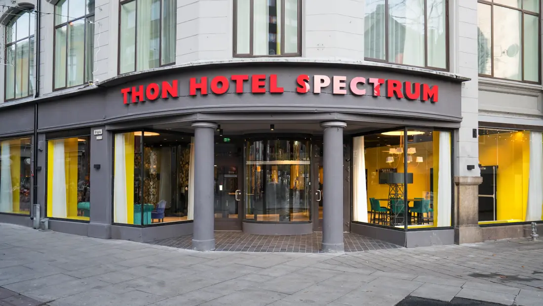 Fasade av inngangen på Thon Hotel Spectrum i Oslo sentrum