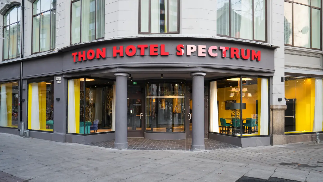 Fasade av inngangen på Thon Hotel Spectrum i Oslo sentrum